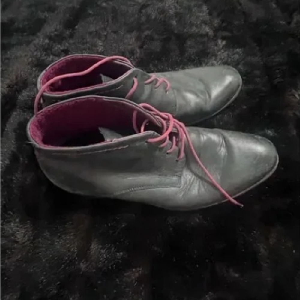 Polo boots with leather straps